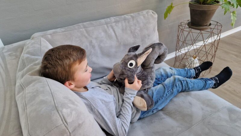 Verzwaarde knuffel Eric - Afbeelding 2